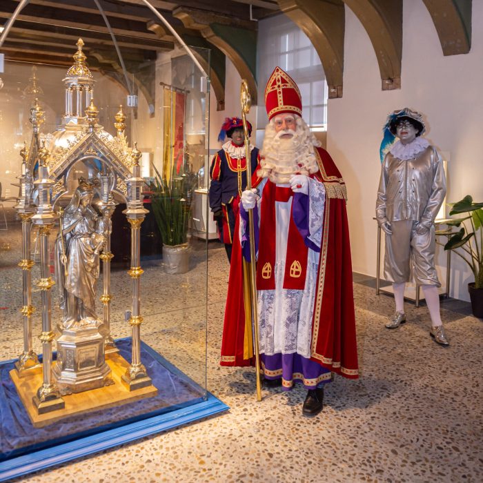 Sinterklaas met pieten in museum